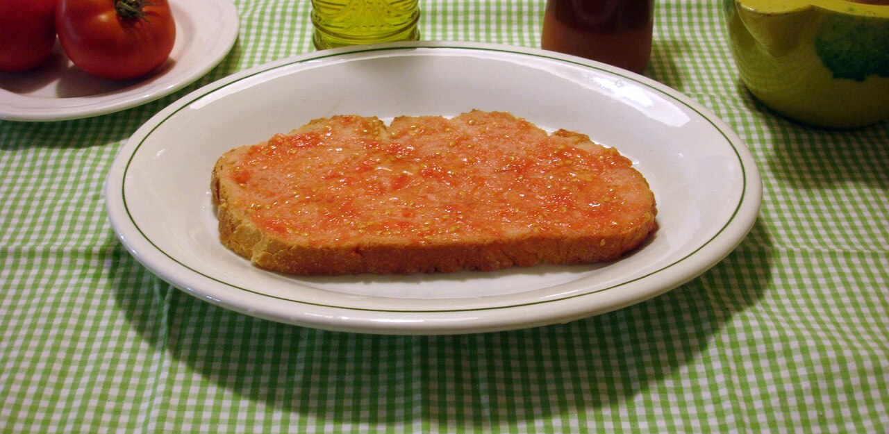 Bread rubbed with tomato and olive oil, a Catalan staple