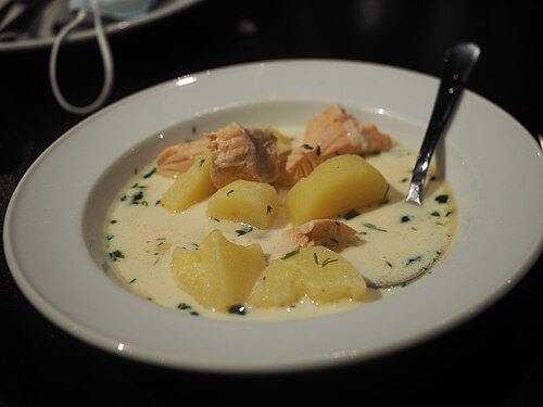 A bowl of Finnish salmon soup with potato and dill