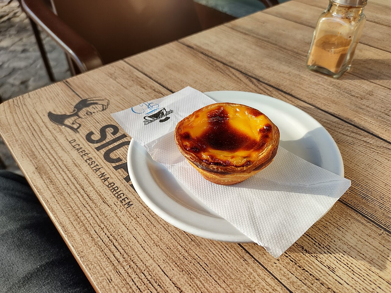 Pastéis de nata on a tray, dusted with cinnamon