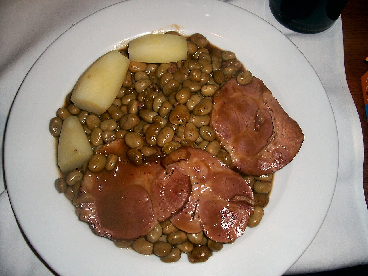 A plate of Judd mat Gaardebounen: smoked pork collar with broad beans and potatoes