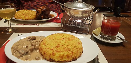 Zürcher Geschnetzeltes, sliced veal in cream sauce, served with rösti